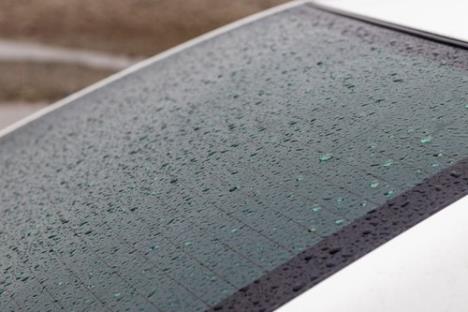 zadnje staklo na automobilu