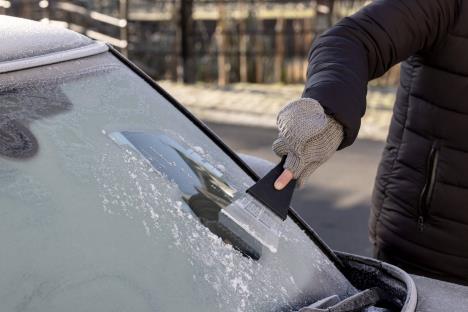 Ručno uklanjanje leda strugačem sa automobila