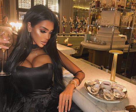 Kloi Kan pozira u luksuznom hotelu u Londonu.jpg