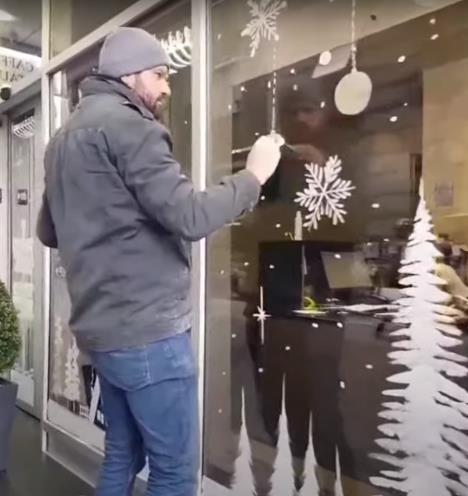 Aleksandar Savanović oslikava izlog 2.png