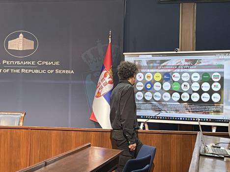 Čovek ispred ekrana sa platformom za cene