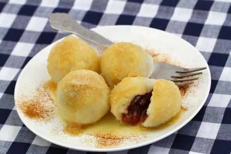 knedle, gomboce, knedle sa šljivama na tanjiru