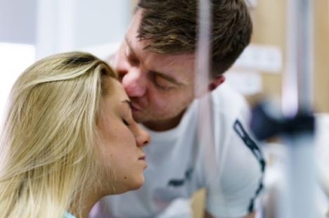 Muškarac ljubi ženu u čelo