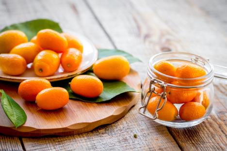 kumkvat na tacnici i u teglici