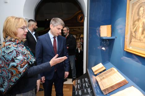 Arno Gujon obilazi izložbu u Ruskom domu