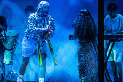 Bed Bani nastupa na sceni