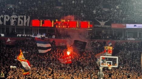 Upaljene baklje u Areni