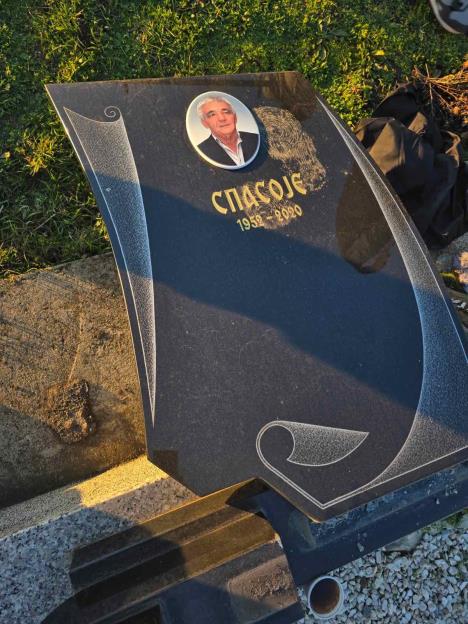 Порушени надгробни споменици породице Јаковљевић у Племетини - 3.jpg