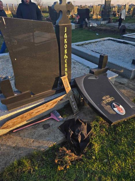 Порушени надгробни споменици породице Јаковљевић у Племетини - 2.jpg