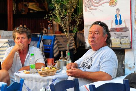 Dva muškaraca ručaju u restoranu u Grčkoj