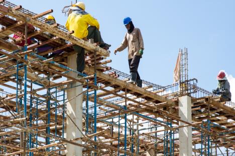 zgrada u izgradnji skela radnici