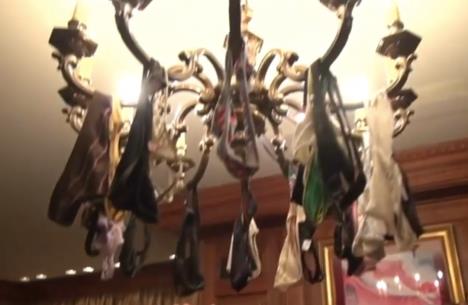 Kristal Haris pokazuje Plejboj vilu za Božić - luster sa gaćama Hju Hefnera