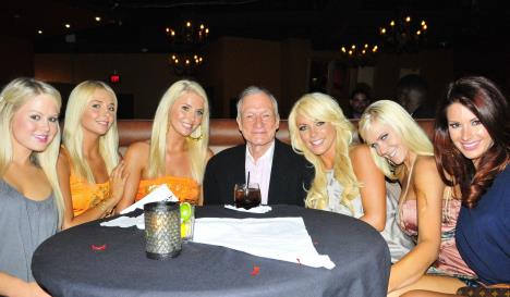 Hju Hefner okružen Plejboj zečicama