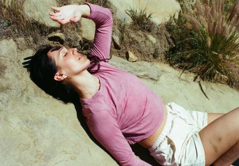 Nika Fehmiju leži na steni i rukom se štiti od sunca.jpg