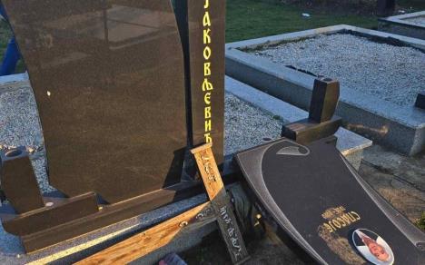 Порушени надгробни споменици породице Јаковљевић у Племетини - 1.jpg