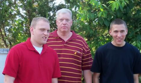 Tajler Hedli sa bratom i ocem