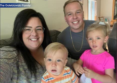 Dečak Grejson sa roditeljima i sestrom.jpg