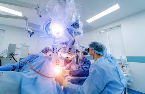 hirurzi u operacionoj sali izvode intervenciju uz pomoć robota