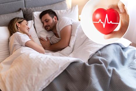 mladi par spava u bračnom krevetu/srce