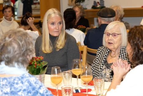 princeza Mete-Marit prilikom posete domu za stare u Oslu