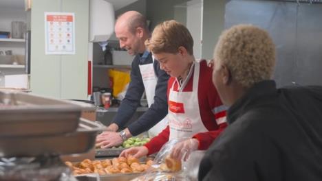 Princ Vilijam i princ Džordž spremali hranu za beskućnike