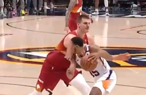 Nikola Jokić i Kameron Pejn 2.jpg