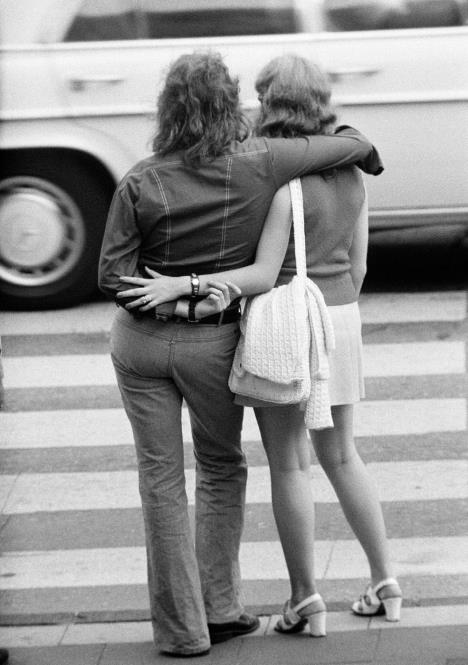 zagrljeni par prelazi ulicu