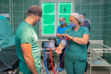 Zdravstvenom centru u Prokuplju doniran je savremeni aparat za regionalnu intravensku anesteziju (3).jpg