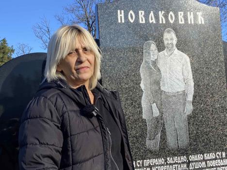 Arilje - na grobu Novakovića (1).jpg