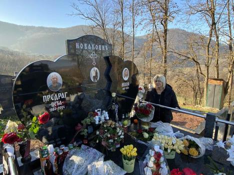 Arilje - na grobu Novakovića (2).jpg