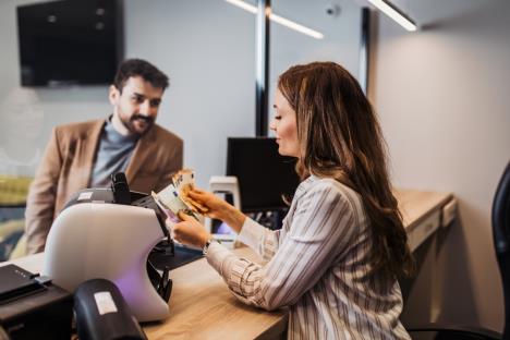 žena banka šalter podizanje para