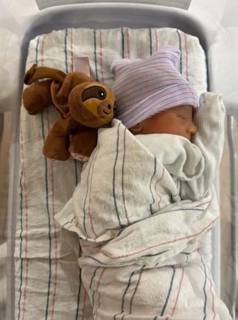 Novorođena beba Enrikea Iglesijasa i Ane Kurnjikove u bolničkom krevecu