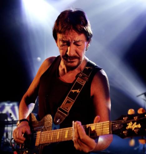 Kris Rija svira gitaru.jpg