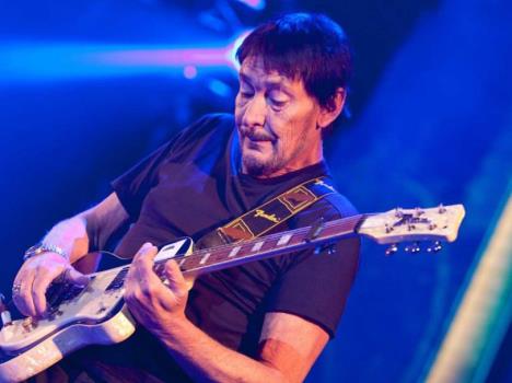 Kris Rija svira gitaru.jpg