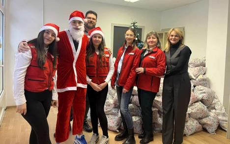 LOZNICA - Obradovali najmlađe Foto Crveni krst Loznica.jpg