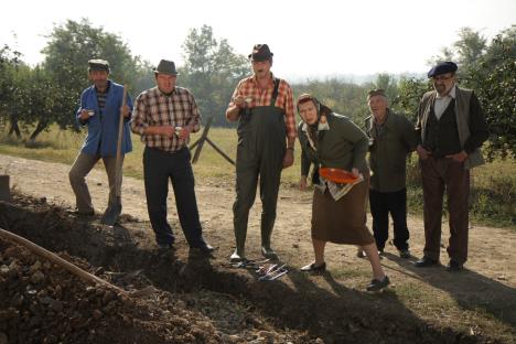 Selo gori a baba se češlja, Apostol Apostolović