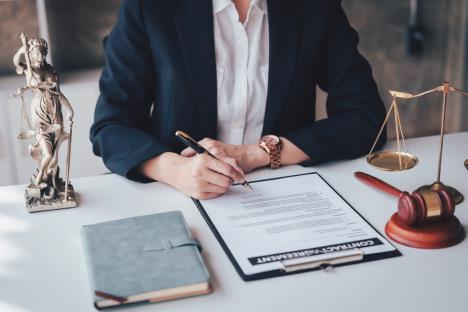 advokat papiri klijenti ugovor potpisivanje ugovora