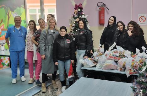 LOZNICA - Obradovali male pacijente (1).jpg