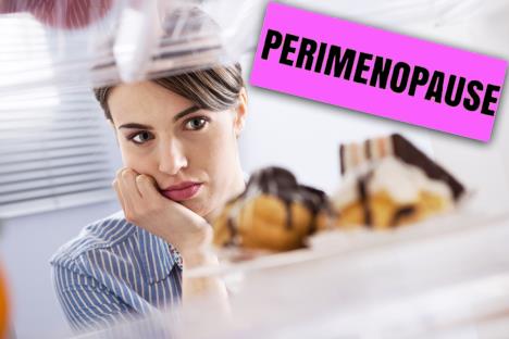 žena gleda zabrinuto u kolače iz frizidera/PERIMENOPAUZA