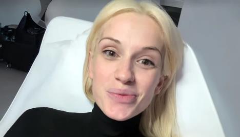 Glumica Anja Mit u kozmetičkom salonu.jpg