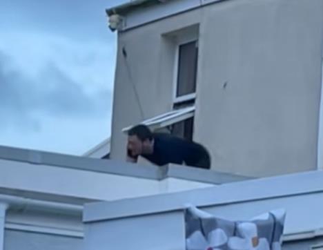 Muškarac beži kroz prozor visokospratnice.jpg