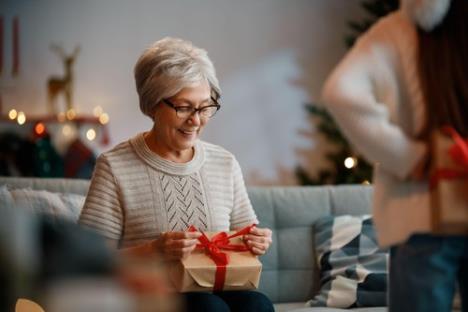 Baka unucima kupila poklone