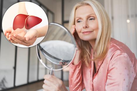 žena srednjih godina u roze pidžami ogleda se u okruglom ogledalu