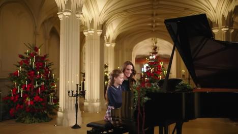 Kejt Midlton, princeza Šarlot sviraju kalvir za Božić