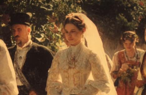 Devojka u venčanici u stilu Petrije Obrenović