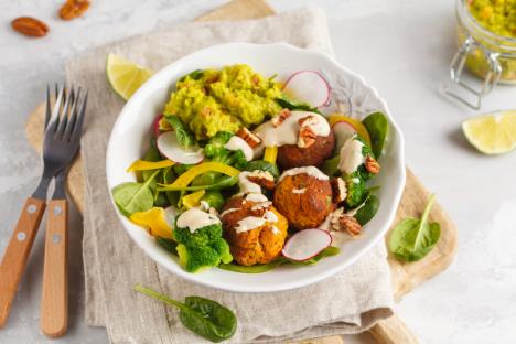 posne ćuftice, gvakamole i salata od brokolija i spanaća posluženi na tanjiru