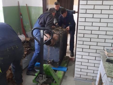 Foto OŠ Slobodan Sekulić - Ljubanje - poklonio kotao školi - montiranje kotla (1).jpg