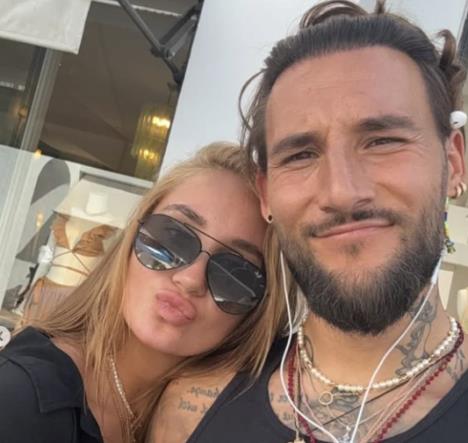 Fudbaler Nemanja Gudelj oglasio se na društvenim mrežama povodom rođendana svoje sestre, Vanje.