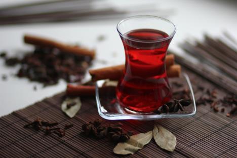 roibuš čaj u orijentalnoj staklenoj šolji sa lovorom i karanfilićem