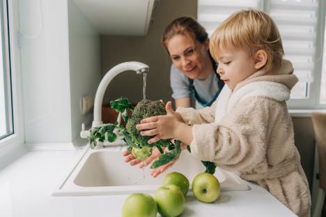 07 a-mother-and-a-small-child-are-washing-broccoli-to-2025-03-06-06-54-47-utc 2.jpg